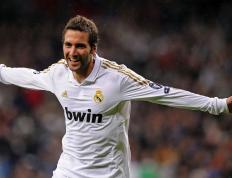 开云体育登录-冰雪与油门的狂想曲，当萨内在虚构的佛罗伦萨街道赛上演极限接管