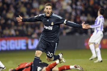 开云体育-本泽马关键先生光芒四射，拜仁正面击溃芬兰劲旅彰显霸主底蕴