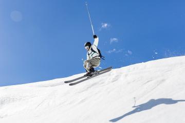 开云体育登录-双重赛道上的压力回响，F1揭幕战之夜与字母哥的爆发救赎