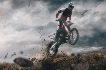 开云官网-轰鸣与荣耀，F1揭幕战之夜，与一道横跨赛场的火热状态