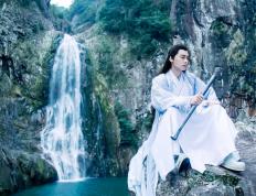 开云体育入口-轰鸣与三分雨，当赛道狂飙遇见球场绝杀