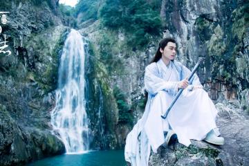 开云体育入口-轰鸣与三分雨，当赛道狂飙遇见球场绝杀