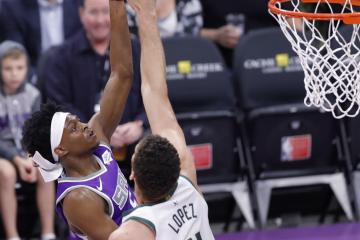 开云体育平台APP-广州队鏖战雄鹿，福克斯扛起全队