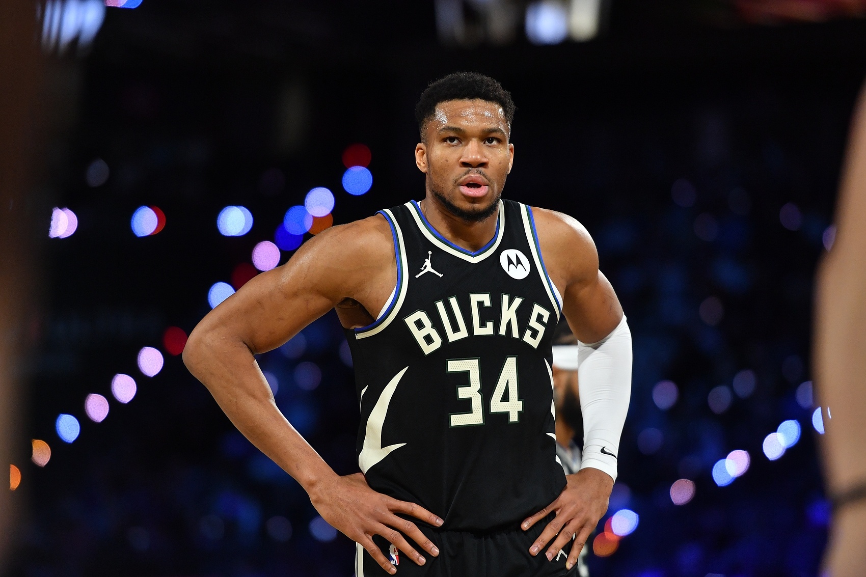 开云体育官网-雄鹿大胜马刺，力压西部前三