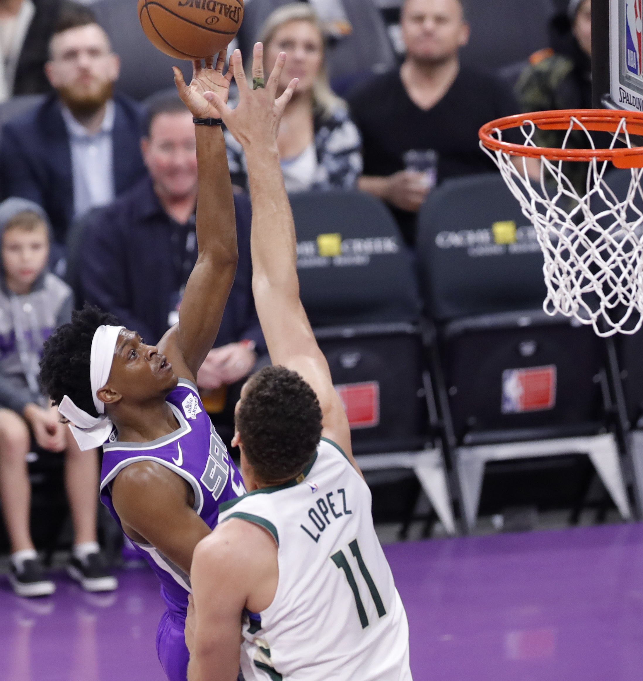 开云体育平台APP-广州队鏖战雄鹿，福克斯扛起全队