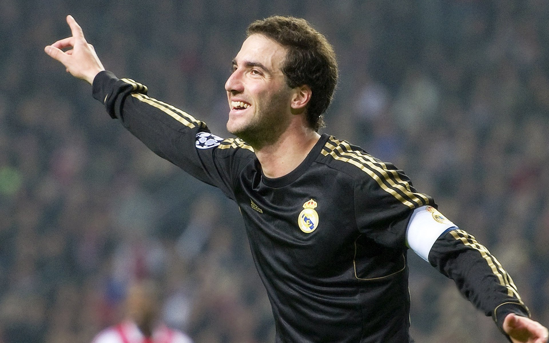 开云下载-法兰西之盾与红色狂潮，当奥纳纳点燃赛场