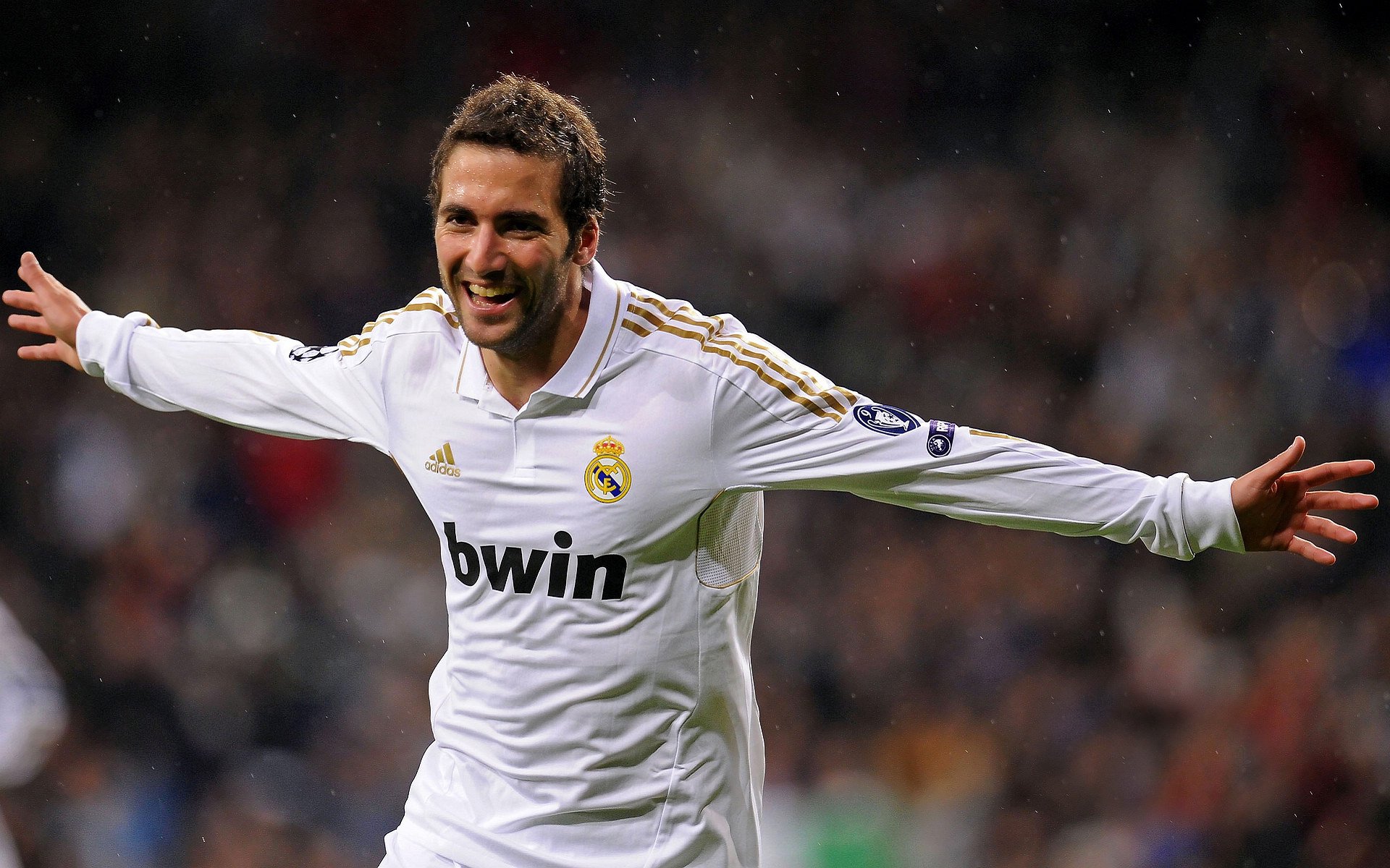 开云体育登录-冰雪与油门的狂想曲，当萨内在虚构的佛罗伦萨街道赛上演极限接管