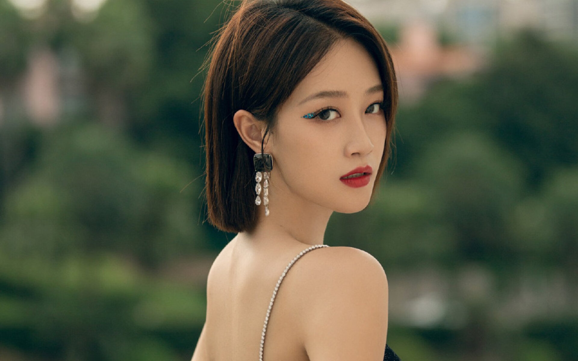 开云下载-擎天之柱，总决赛之夜，浓眉如何用关键时刻的连续得分改写历史