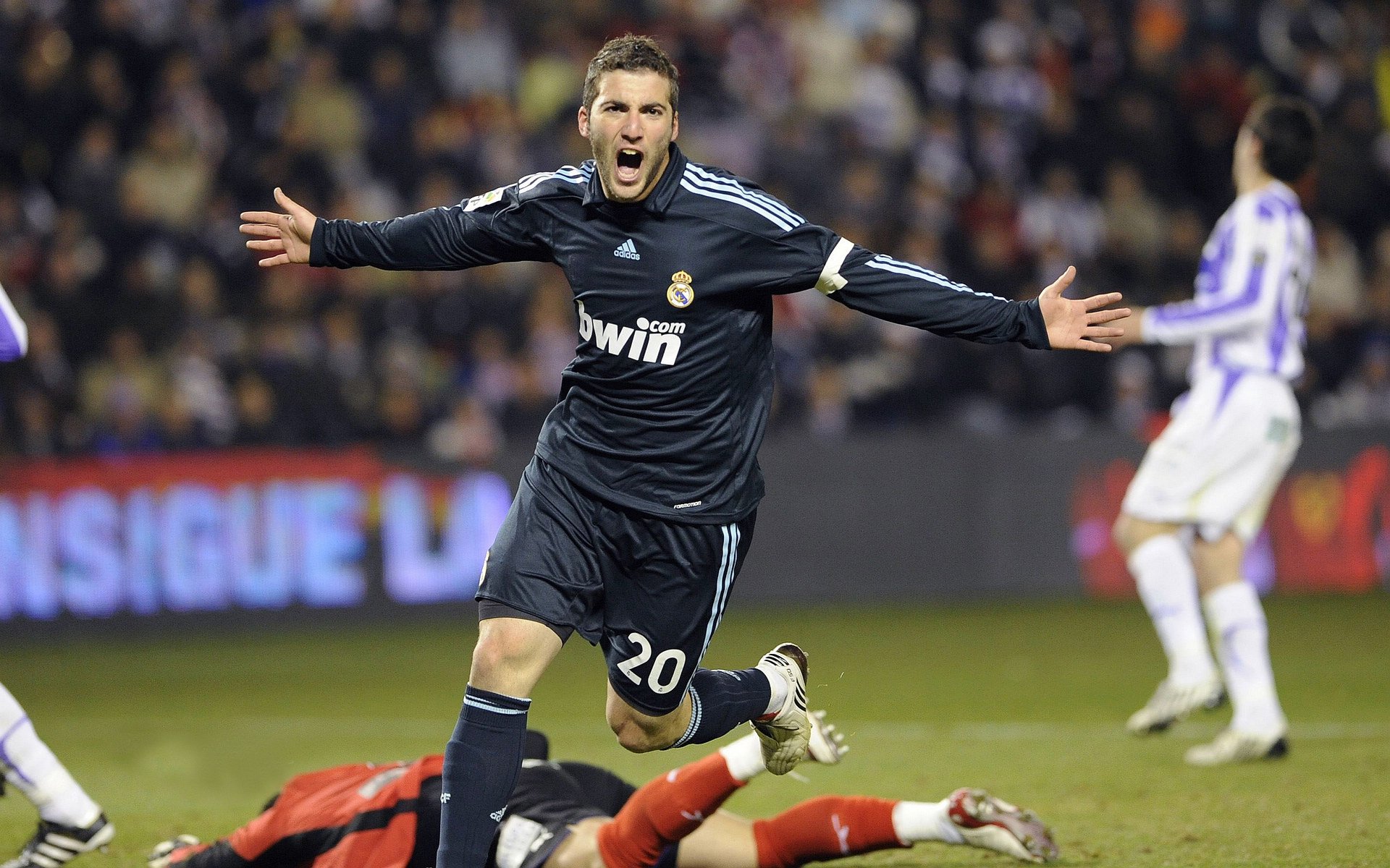 开云体育-本泽马关键先生光芒四射,拜仁正面击溃芬兰劲旅彰显霸主底蕴